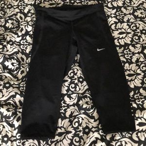 black cropped nike leggings